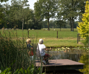 Bezoekers in de tuin
